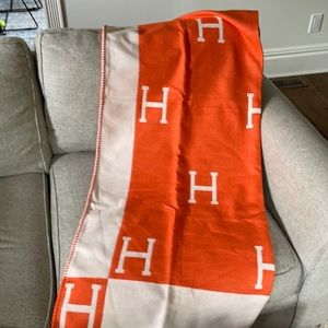 Reversible Wool H blanket